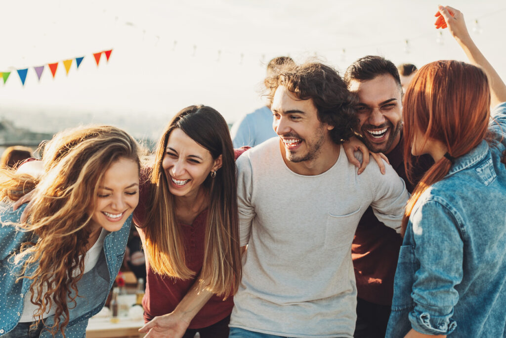 Rodéate de personas que te hace reír para ser más feliz