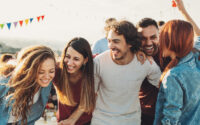 Rodéate de personas que te hace reír para ser más feliz